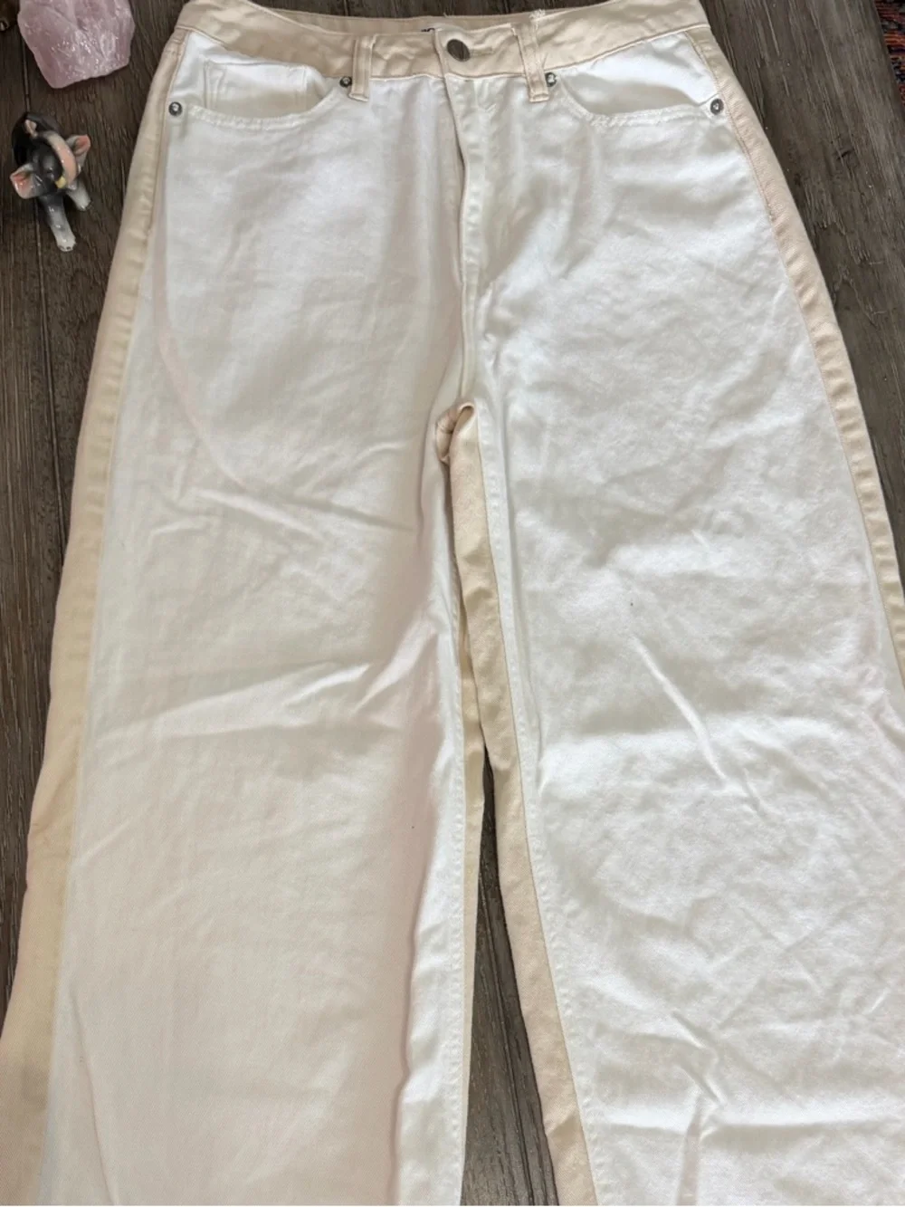 Vigoss Jett Straight Two-Tone Jeans in Cream & White - Picture 2 of 13